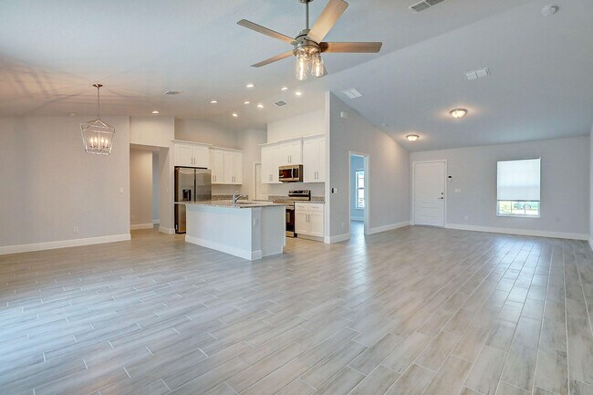 Building Photo - 2352 SW Plum Ct