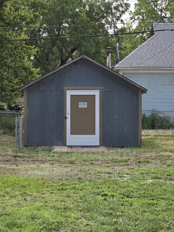 Building Photo - 501 S Edwards Ave