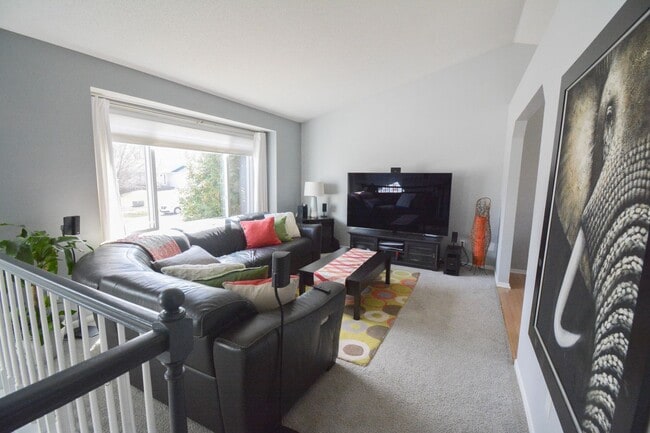Building Photo - Spacious 5 Bed, 2 Bath Split-Level Home Near Bishop Elementary