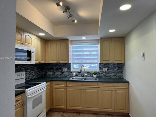 Building Photo - 1373 W 69th St