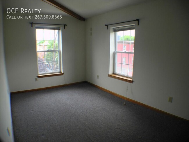 Building Photo - Graduate Hospital Three Bedroom / One Bath...