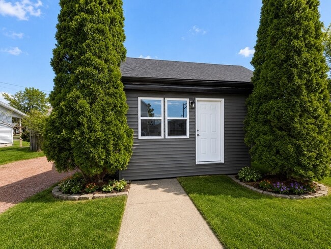 Building Photo - Click the “Apply Now” button or email wapmrentals@gmail.com for a prompt response.