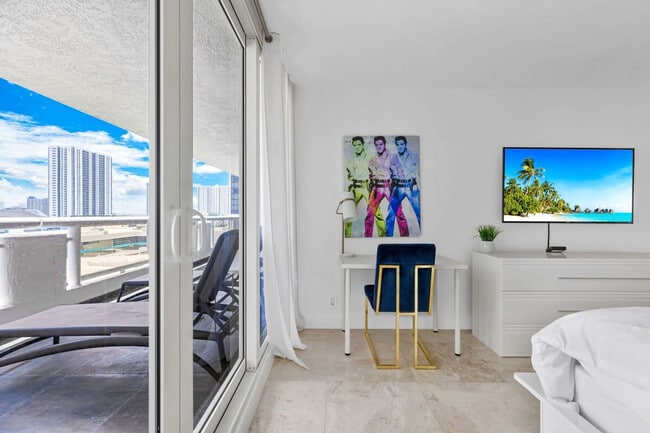 Building Photo - 1717 N Bayshore Dr