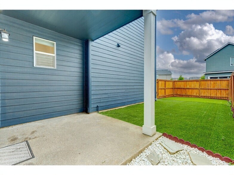 Building Photo - 837 S 26th Ave