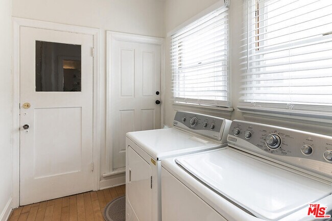 Building Photo - 143 S Mansfield Ave