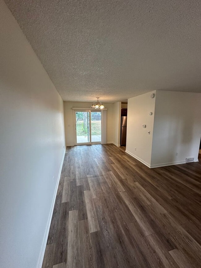 Building Photo - Fantastic 4 bdrm home avail NOW