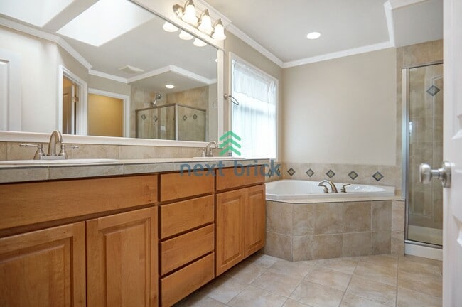Building Photo - Stunning 3-Bedroom, 3.5-Bathroom Home in Desirable Woodinville