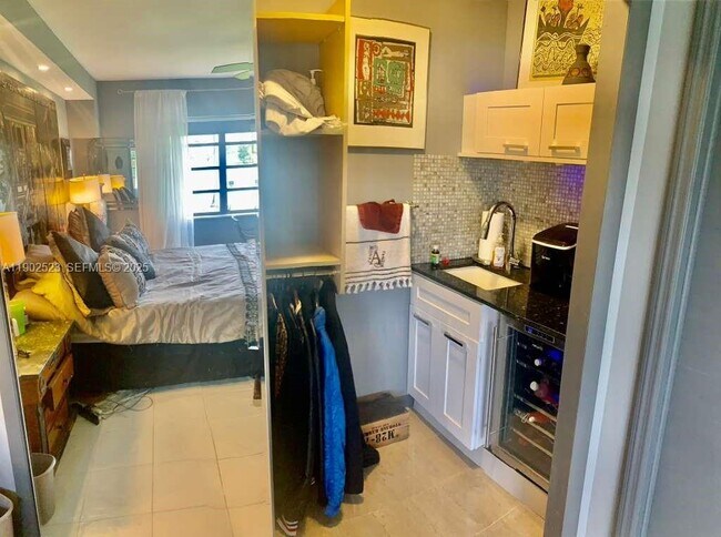 Building Photo - 877 NE 195th St