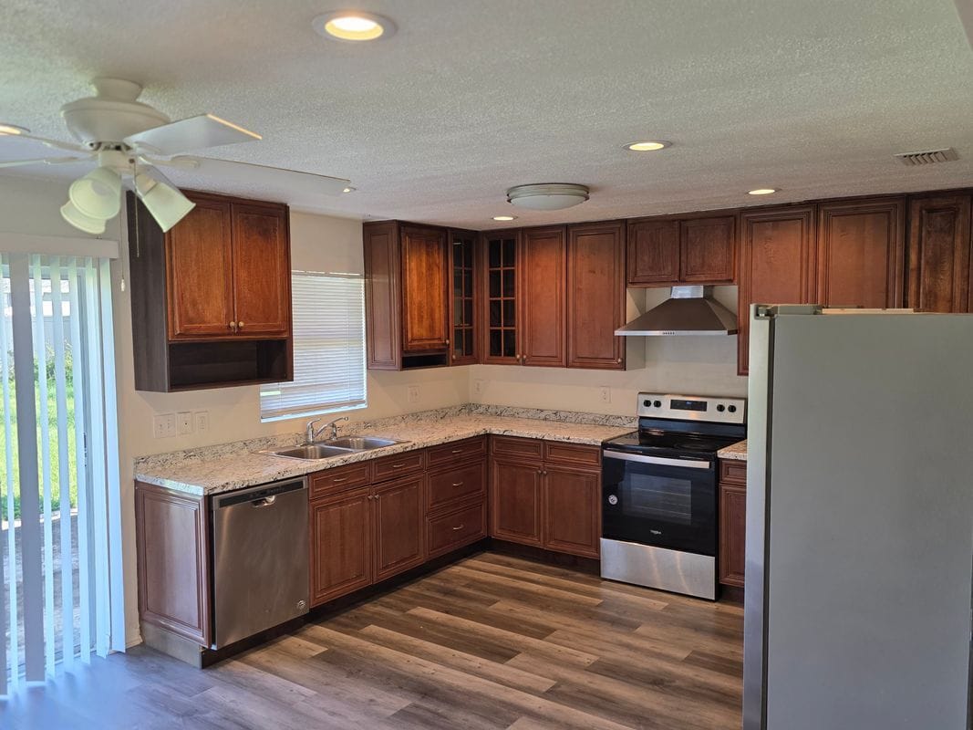 Building Photo - 901 Colonial Ave SE