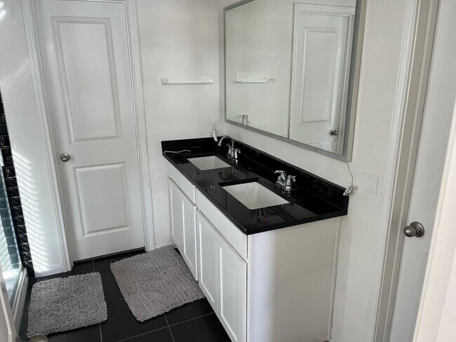 Building Photo - 10526 Wagner St