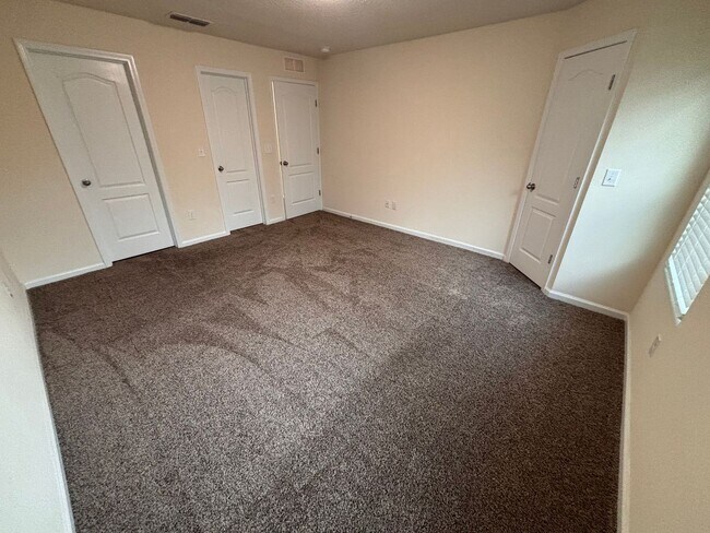 Building Photo - Beautiful 2 Bed, 2.5 Bath Townhome with Water View