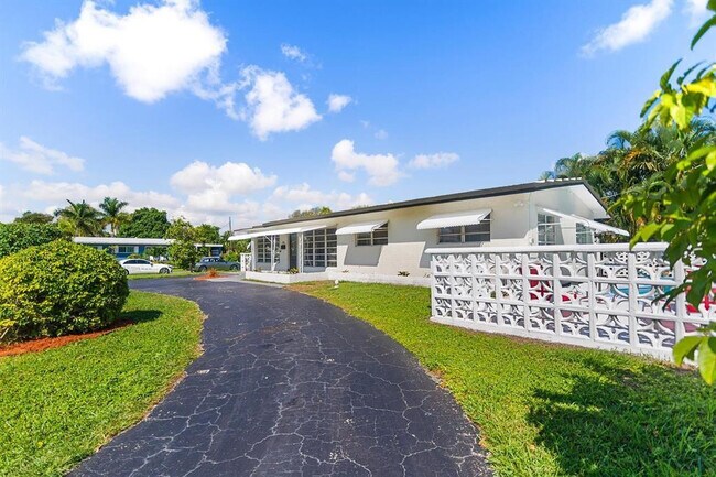 Building Photo - 2501 NE 12th St