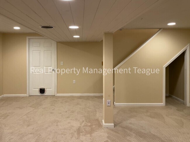 Building Photo - Beautiful Single Family Home