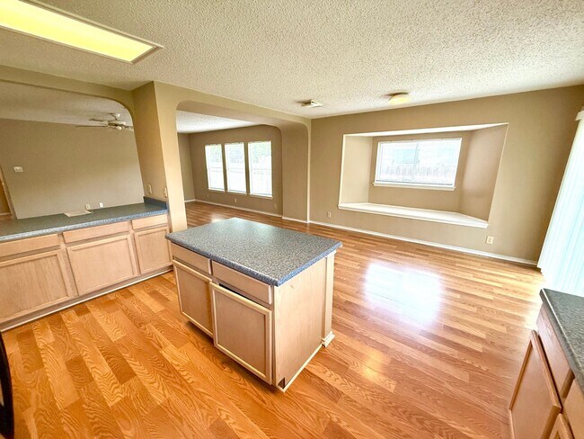 Building Photo - AVAILABLE NOW! 3 Bedroom 2 Bath Home Ready...