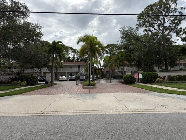 Building Photo - Charming 2-Bed/1-Bath First-Floor Condo in Gated Sarasota Community!