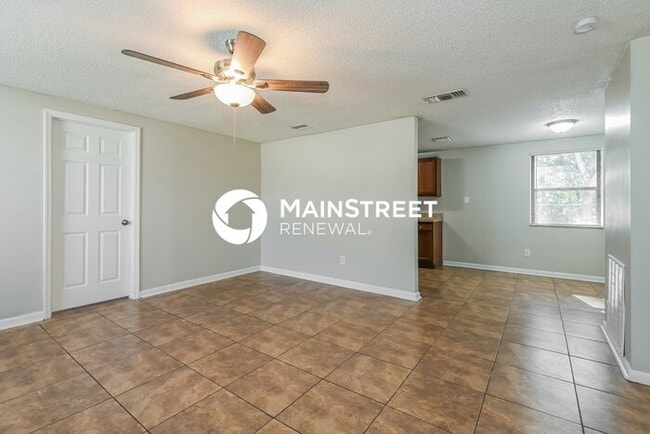 Building Photo - 4 Bedroom Pet-Friendly Home in Jacksonville, FL with Main Street Renewal