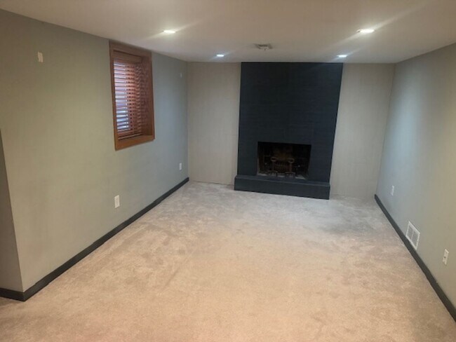 Building Photo - Updated SFH with 3 Beds, 1.5 Baths, 2 Car Garage in the Heart of Edina!