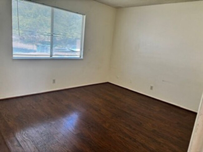 Building Photo - 808 Kelton St
