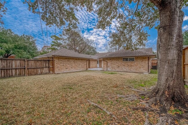 Building Photo - 8202 Pontiac Dr