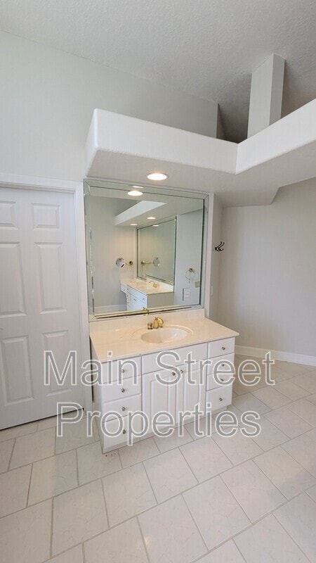 Building Photo - 2083 Downing Dr