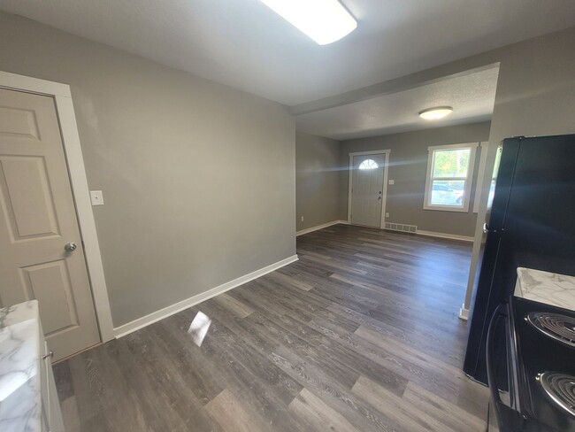 Building Photo - Recently Renovated 2 Bedroom, 1 Bathroom H...