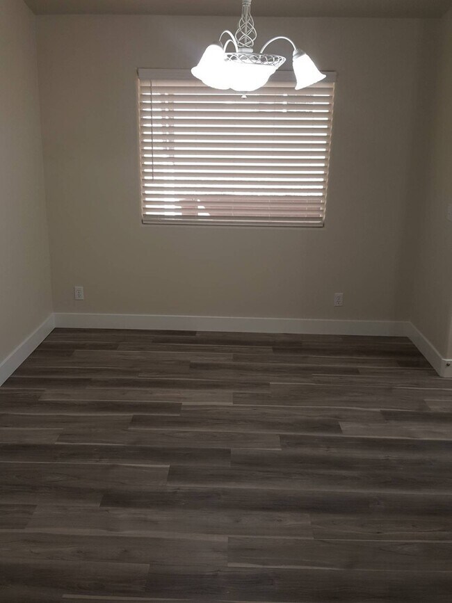 Building Photo - Bright Home with 2 Car Garage