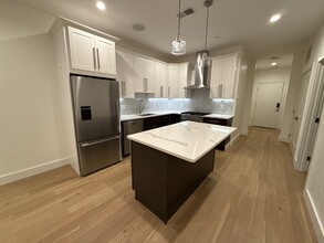 Building Photo - 946 Saratoga St