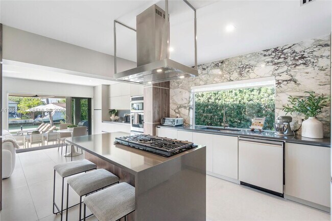 Building Photo - 7810 Hawthorne Ave