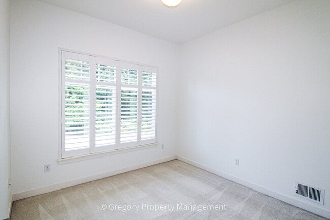 Building Photo - 13824 N Creek Dr