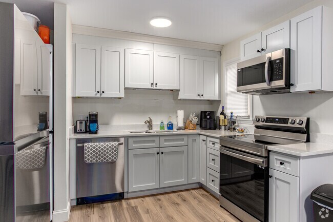 New Appliances Installed With an Open Kitchen Floor Plan - 421 Honeywood Ave