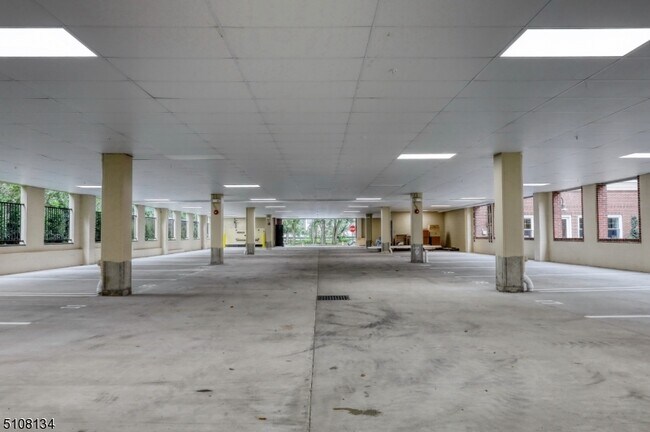 Building Photo - 15 Royal Ave