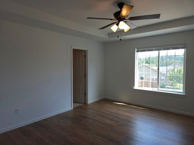 Building Photo - 4Bd/2.5Ba Two Story House - Available to View!