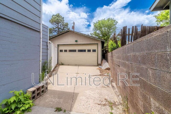 Building Photo - 3565 N Manor Rd