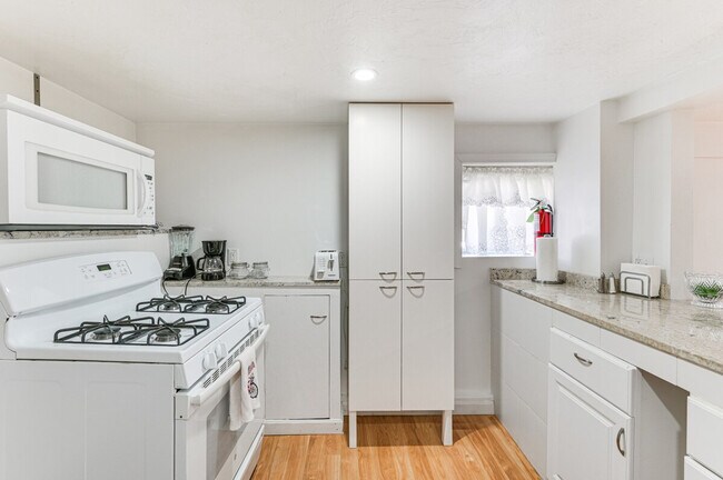 Building Photo - 815 Donata Rd