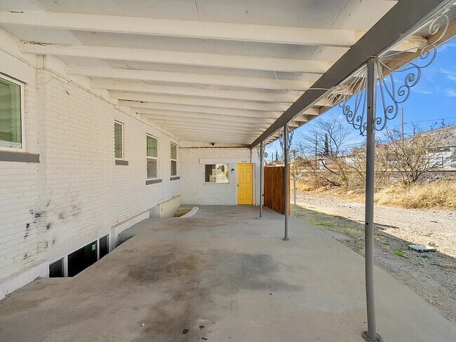 Primary Photo - 1017 Maple St