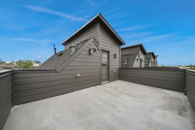 Building Photo - 2426 Ella Blvd