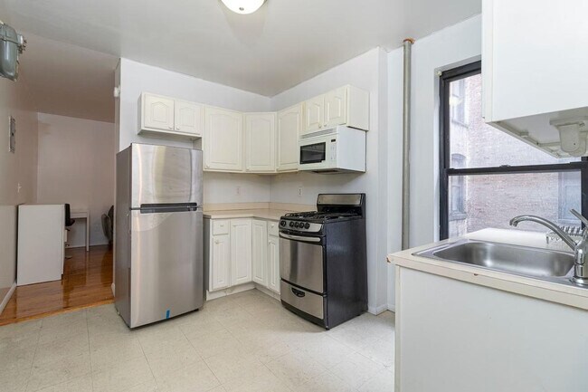 Building Photo - 238 E 95th St