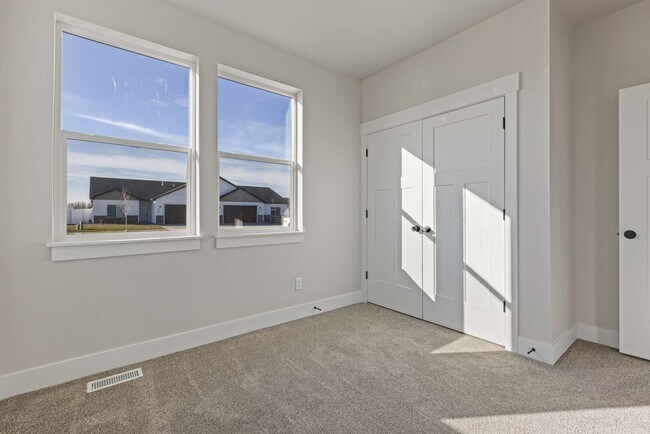 Building Photo - LEASE TAKE OVER PLEASE CALL TENANTS BRITTNEY 480-868-7733 OR Gunner Norton 480-450-0666 -FOR THIS...