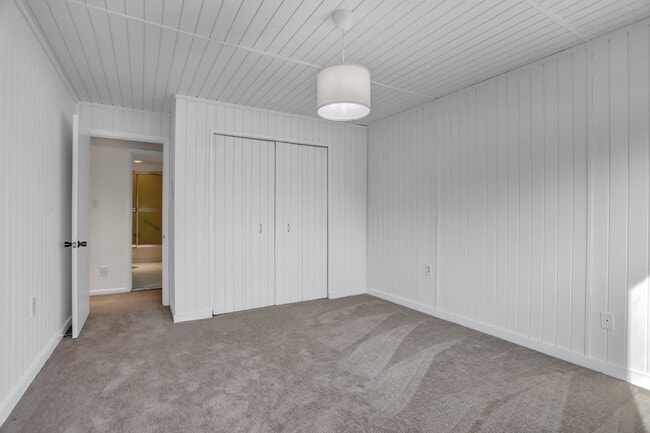 Building Photo - AMAZING SPACIOUS END UNIT TOWNHOUSE IN PRIME LOCATION