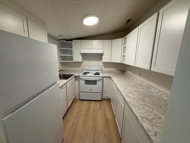 Building Photo - Charming cottage walkable to Grounds.