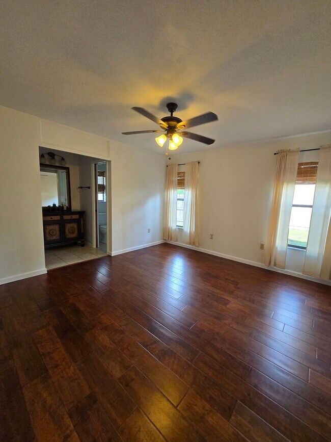 Building Photo - Springtree - Beautiful, spacious home