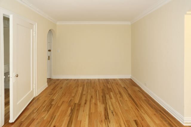 Building Photo - 430 W Roscoe St