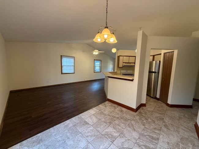 Building Photo - 1335 Fountain Green Dr