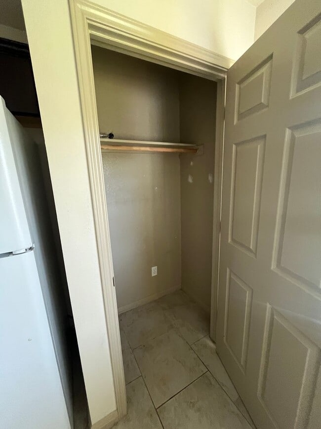 Building Photo - 4 Bed House - North of UT Campus