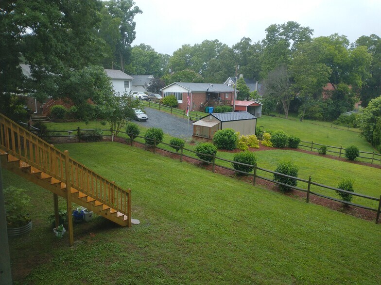Backyard - 607 N 1st St