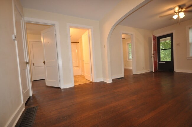 Building Photo - Apollo-Pre-Leasing Now for the Fall Semest...