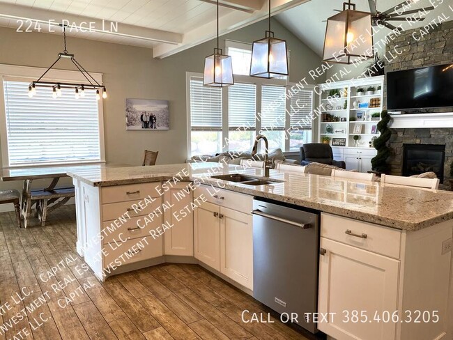 Building Photo - 224 E Pace Ln