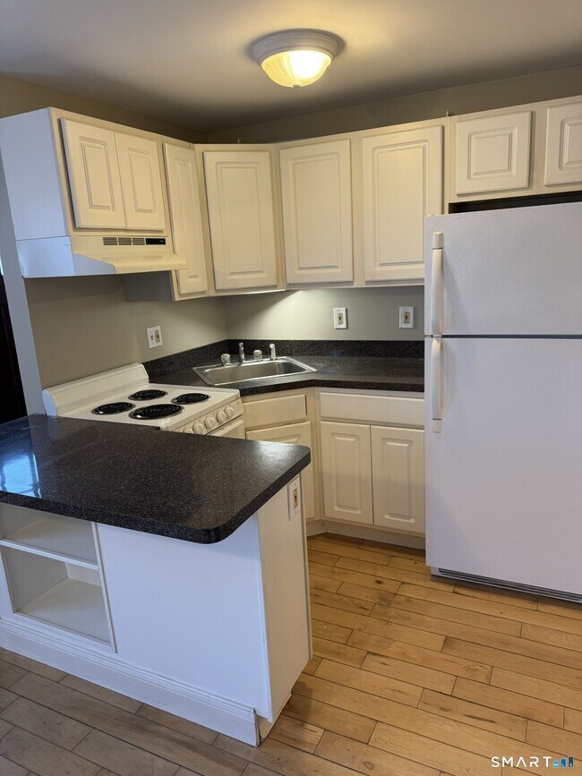 Building Photo - 3 E Pattagansett Rd