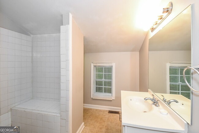 Building Photo - 3332 Chesterfield Ct
