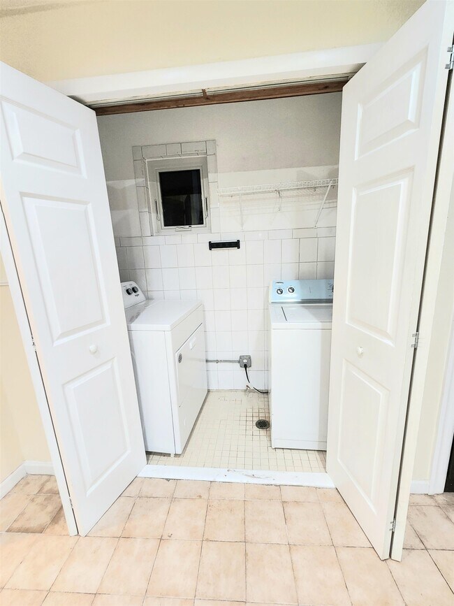 Building Photo - 122 Jewett Ave